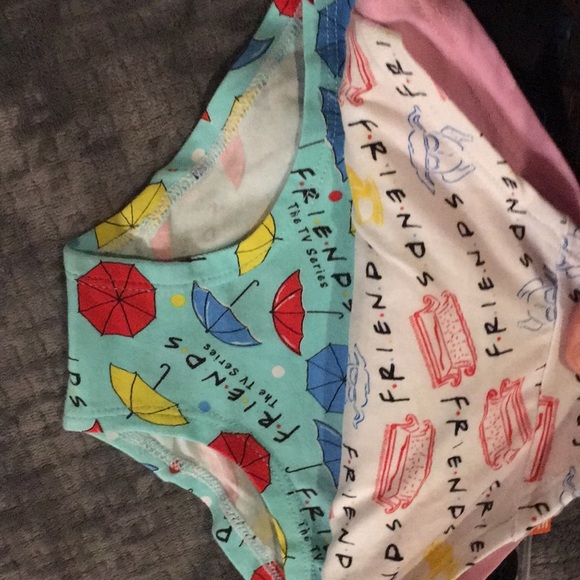 Friends 4 pack of briefs NWOT - Picture 4 of 7
